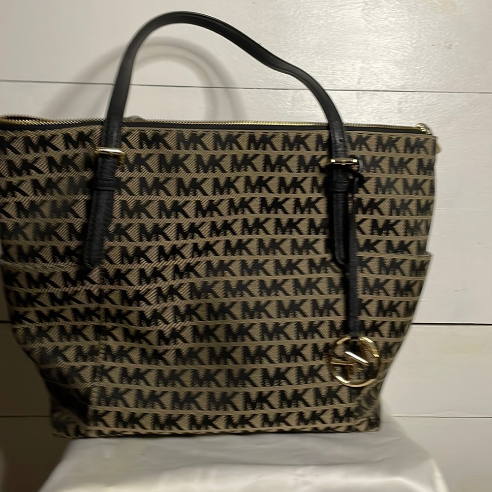 Signature Authentic Michael Kors hand / shoulder bag  Excellent Condition